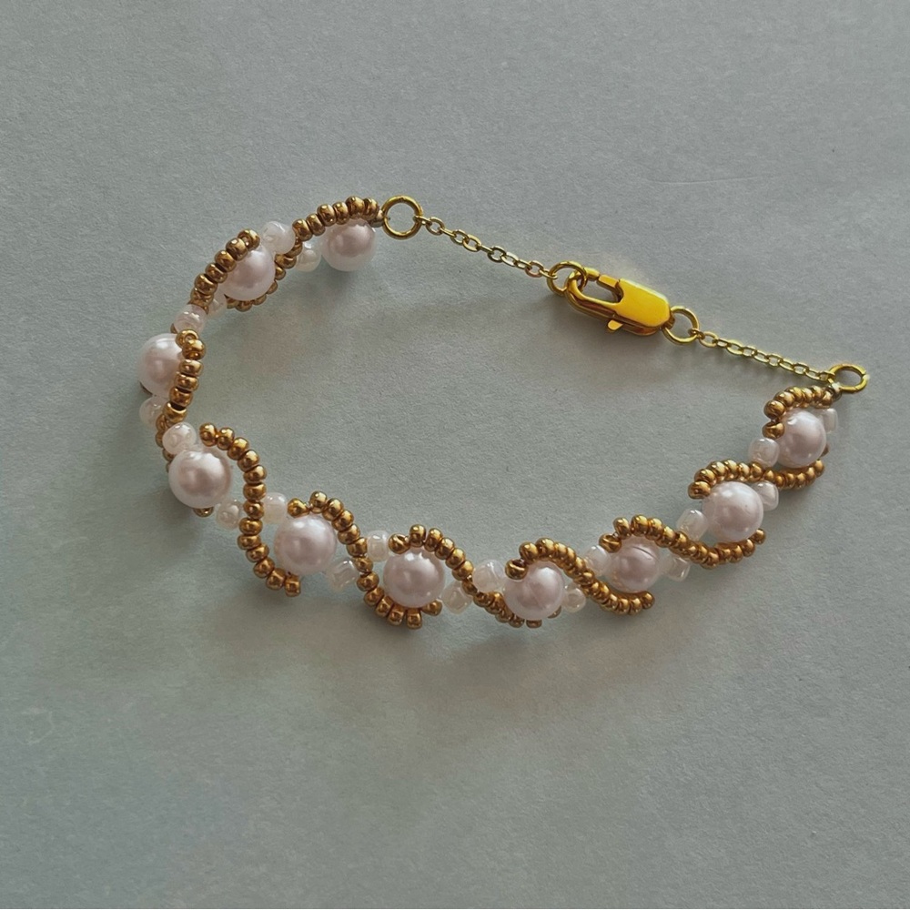 Elegant Gold and Pearl Beaded Bracelet